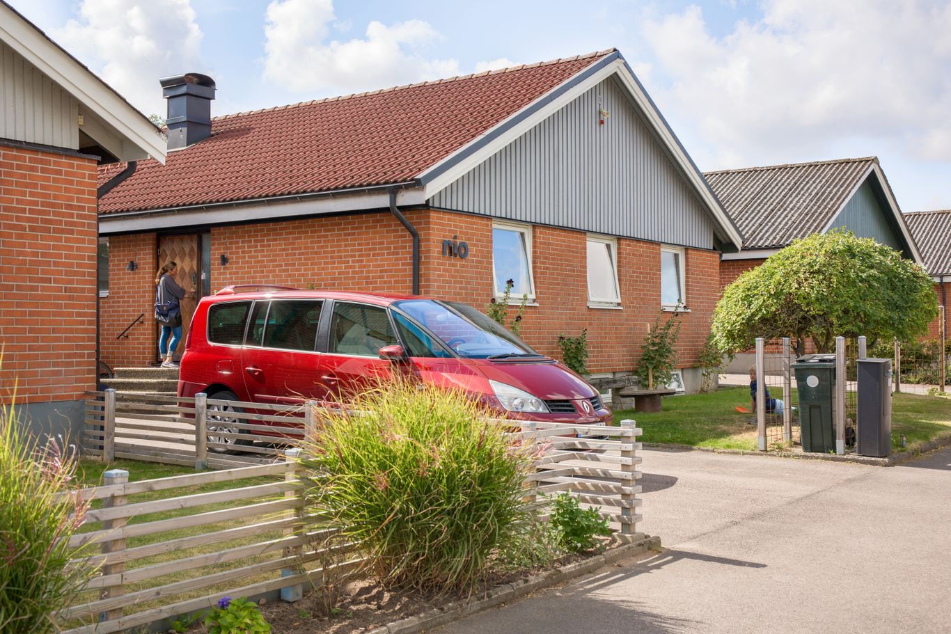 Bil parkerad på uppfart vid villa.
